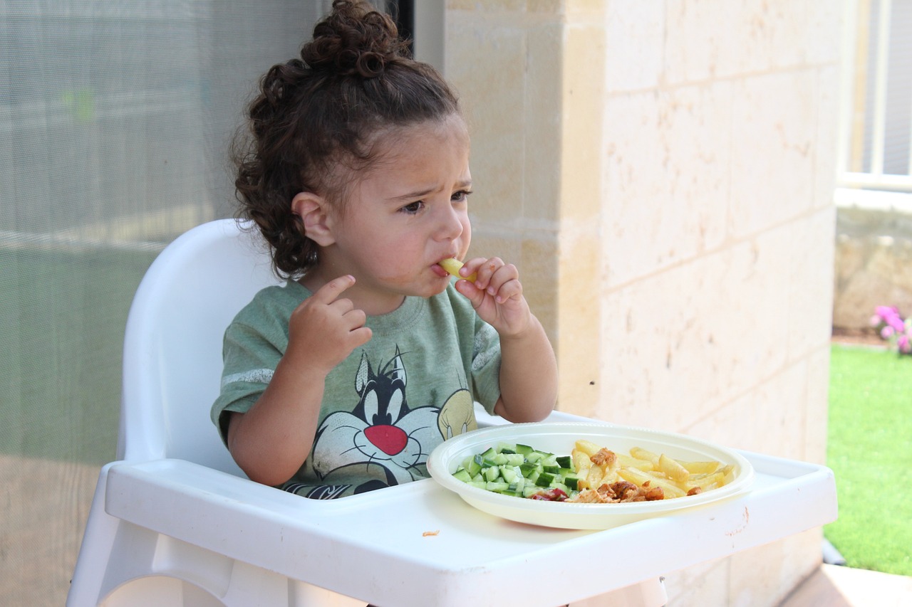 Nurturing Healthy Eaters: A Guide to Introducing New Foods to Your Child